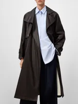 Gabardina larga color marrón con acabado efecto encerado, cuello con solapas anchas, cierre cruzado y bolsillos laterales. Incluye cinturón ajustable y detalles de trabillas en los puños.