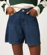 Bermuda de jean para mujer, con trabillas en la cintura, bolsillos y cierre tradicional. Confeccionada 100% en algodón certificado BCI.