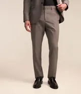 Pantalón de vestir modelo sastre, color gris con textura melange, de corte recto y estructurado. Cuenta con cintura con trabillas, cierre frontal tradicional y bolsillos laterales.