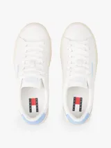 Zapatillas blancas de cuero con cordones, suela cupsole color crema y talón celeste.