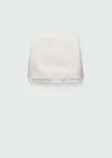 Falda corta de tiro medio con diseño recto y doble capa, confeccionada en tejido bordado con lentejuelas brillantes. Cuenta con cierre de cremallera lateral.