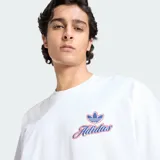 Remera de algodón color blanco con cuello redondo y corte holgado. Presenta un pequeño logo de Adidas Originals estampado en el pecho con tipografía estilo varsity en tonos azul y naranja.