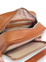 Bandolera marrón de cuero genuino con textura tipo cocodrilo en el frente. Tiene correa de tela con el nombre de la marca y herrajes plateados.