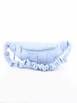 Riñonera acolchada celeste con correa ajustable y cierre superior con dije de flor.