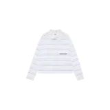 Camisa de manga larga con diseño a cuadros en tonos claros y finas líneas horizontales, cuello camisero, cierre frontal de botones y bordado con el logotipo de la marca en el pecho.