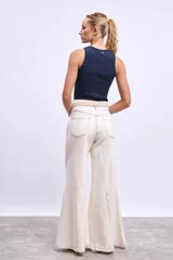 Musculosa de algodón acanalado con cuello redondo, corte ajustado y diseño sin mangas.