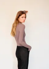 Body de manga larga color malva, con cuello tipo polo y escote en V pronunciado.