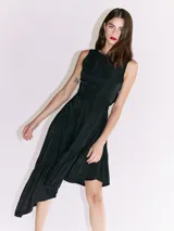 Vestido midi color salmón de tela sedosa, con cuello bote y espalda descubierta con moño.