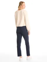 Pantalón tipo jogger de corte recto, color azul marino, con cintura elástica y bolsillos laterales.