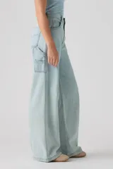 Pantalón de jean estilo baggy carpenter en color celeste claro, con corte ancho y bolsillos utilitarios.