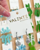 Aros colgantes plateados con forma de aro y dije esférico con textura acanalada.