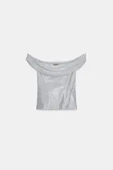 Top de tejido mesh con aplicación de strass, diseño de hombros descubiertos y escote drapeado. Presenta un corte ajustado y cierre lateral con cremallera oculta.