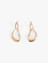 Par de aros colgantes dorados con forma irregular.