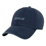 Gorra de seis paneles con visera curva, confeccionada en tela de algodón con efecto lavado. Presenta el logo de la marca bordado en el panel frontal y cuenta con una tira trasera ajustable con deslizador metálico.