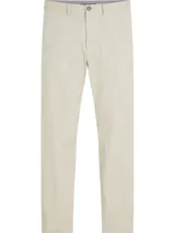 Pantalón de algodón elástico color crema con estampado integral de monogramas TH tonales en jacquard. Tiene dos bolsillos abiertos en la cadera y dos bolsillos traseros con botón.