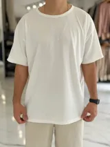 Remera de corte oversize confeccionada en tejido tipo wafle de color blanco, con mangas cortas y cuello redondo.