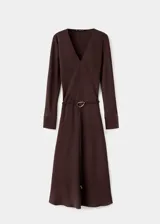 Vestido midi marrón oscuro de corte recto y escote en V, con mangas largas y un cinturón fino con hebilla metálica dorada en la cintura.