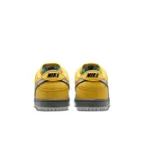 Championes Nike SB Dunk Low Pro con paneles delanteros de gamuza turquesa y parte trasera de cuero liso amarillo, con swoosh holográfico brillante y suela gris.