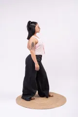 Jeans wide leg de denim rígido en color gris oscuro con lavado ácido. Presenta tiro medio-alto, bolsillos clásicos y corte amplio de caída relajada.