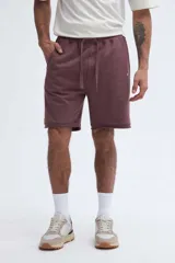 Short de algodón color bordó con cintura elastizada y cordón ajustable, con terminaciones al corte y bolsillos laterales.