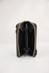 Billetera pequeña con cierre perimetral, confeccionada en material con estampado de piel de serpiente y detalle de bordado en relieve de color negro.
