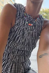 Top sin mangas con estampado de cuadros Vichy en blanco y negro, con diseño fruncido elástico en todo el cuerpo y cuello alto.