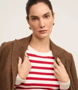 Suéter de punto con cuello redondo y rayas horizontales rojas y blancas.