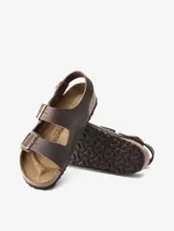Sandalias Birkenstock Milano en cuero engrasado color marrón habana, con dos correas ajustables y correa trasera. Plantilla anatómica de corcho y látex.