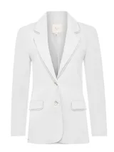 Blazer RKF modelo Anana color blanco, confeccionado en lino orgánico, de corte recto y manga larga. Presenta solapas de cuello sastre, cierre frontal de dos botones y bolsillos con solapa, todos con detalles de costura calada en los bordes.