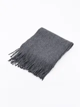 Bufanda lisa color gris con flecos en los extremos.