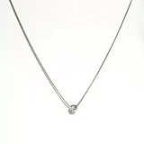 Collar plateado de cadena fina con dije de piedra Cubic Zirconia engarzada.