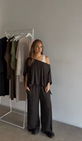 Pantalón de lanilla color beige, de corte recto y tiro alto, con diseño holgado y fluido.