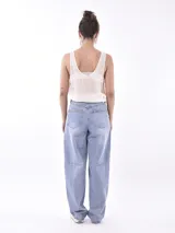 Musculosa negra de tela semitransparente, con cuello redondo y ajuste lateral mediante cordones.