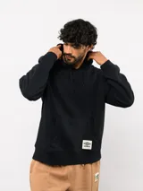 Canguro de felpa color negro con capucha, bolsillo canguro frontal y etiqueta con el logo de Umbro en la parte delantera.