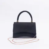 Sobre de mano color negro con textura aterciopelada, cuenta con una manija superior rígida y una cadena metálica dorada extraíble para usar al hombro.