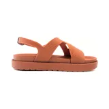 Sandalias bajas color ladrillo con tiras anchas cruzadas en el empeine y tira trasera con hebilla.