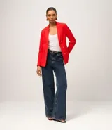 Blazer femenino de sastrería confeccionado en punto roma, con cuello solapa, cierre frontal con botones decorativos y diseño estructurado.