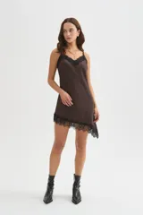 Vestido mini marrón de poliéster, con escote en V, tirantes regulables y detalles de encaje negro en el escote y el ruedo.