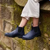 Botas tipo Chelsea marca Blundstone modelo 510, confeccionadas en cuero premium negro resistente al agua. Presentan diseño sin forro, elásticos laterales negros, tiradores en la parte superior y suela de TPU de alta durabilidad con sistema de amortiguación en el talón.
