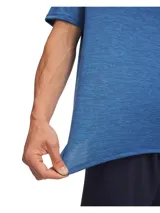 Remera deportiva Under Armour de manga corta, color azul melange, con cuello redondo y el logo de la marca estampado en el pecho.