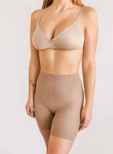 Short modelador de cintura alta, diseñado para brindar soporte y realce. Confeccionado en tejido elástico de compresión suave.