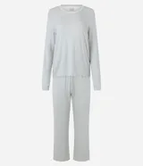 Pijama de dos piezas confeccionado en viscolycra, compuesto por una blusa de manga larga con cuello redondo y un pantalón de corte recto con cintura elástica. Presenta un estampado de lunares pequeños y detalles de vivo contrastante en los bordes.