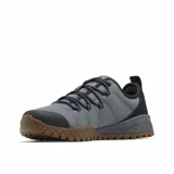 Championes Columbia Fairbanks Low de senderismo, color gris con detalles en negro y suela de goma color marrón. Presentan parte superior de malla transpirable con refuerzos en el talón y puntera, entresuela TechLite para amortiguación y suela Omni-Grip para mayor tracción.