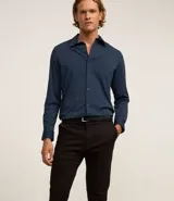 Pantalón de vestir negro de corte slim, confeccionado en tejido de sarga de algodón y elastano.