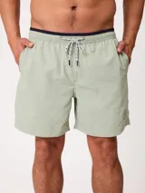 Short de baño Polanco modelo Loraz, color coral, con cintura elástica, cordón ajustable blanco y negro, bolsillos laterales y pequeño logo circular estampado en la pierna.