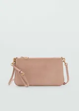 Cartera tipo sobre o clutch de tamaño mediano en color rosado con acabado efecto gamuza. Cuenta con cierre de cremallera superior, correa de hombro ajustable y extraíble, y logo de la marca MNG grabado en relieve en la parte frontal.