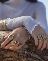 Anillo de metal macizo color plateado con forma orgánica irregular y superficie texturizada.