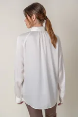 Camisa color marfil de satén de seda, con mangas ranglan y botones al tono.