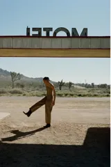 Top corto de denim color beige, con escote recto y tirantes finos ajustables. Presenta diseño con costuras verticales, cierre frontal con botones ocultos y dos bolsillos decorativos con solapa en la parte inferior.