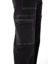 Pantalón cargo de jean gris oscuro con tiro alto, corte relajado, bolsillos laterales con solapa y costuras pespunteadas en contraste.